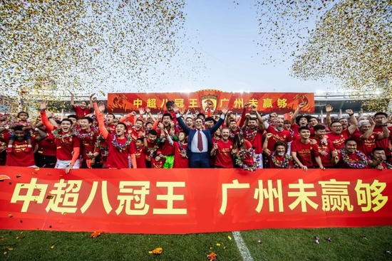 宋天铭嗯了一声，便端着托盘先回了自己房间。